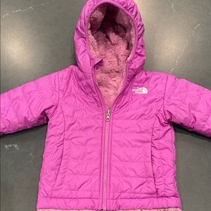 The North Face Infant Reversible Mossbud Swirl Hooded Jacket in pink/purple